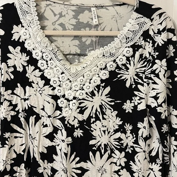 NWOT Cathy black and white floral top! - Picture 2 of 3